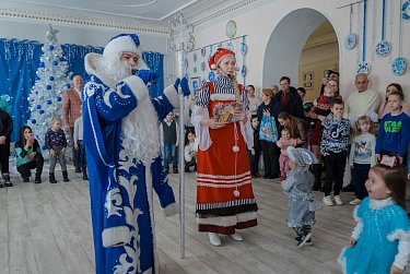 Подарки, новогодний спектакль, Дед Мороз и Снегурочка…